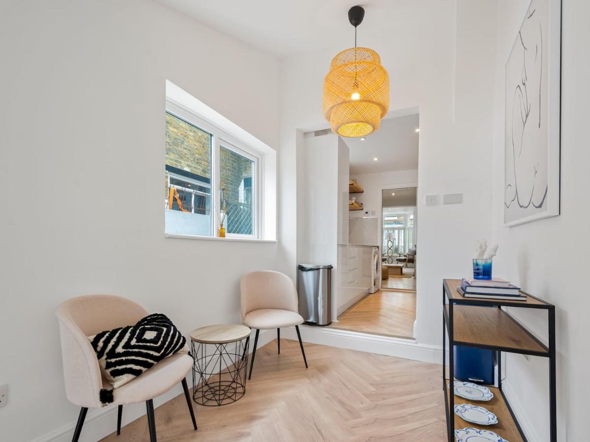 Pass The Keys 3 Bed Scandi Heaven Minutes From The Beach Уитстейбъл Екстериор снимка
