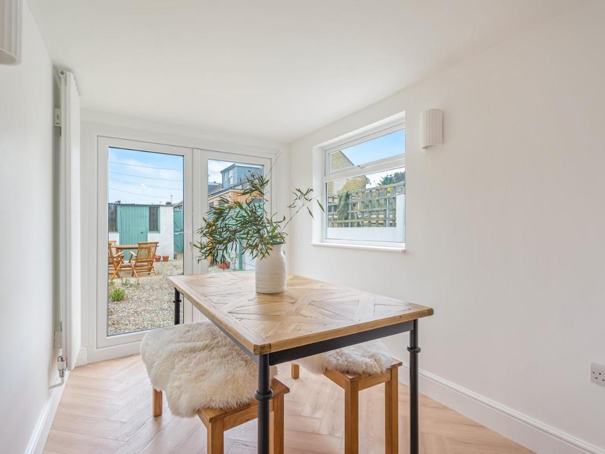 Pass The Keys 3 Bed Scandi Heaven Minutes From The Beach Уитстейбъл Екстериор снимка